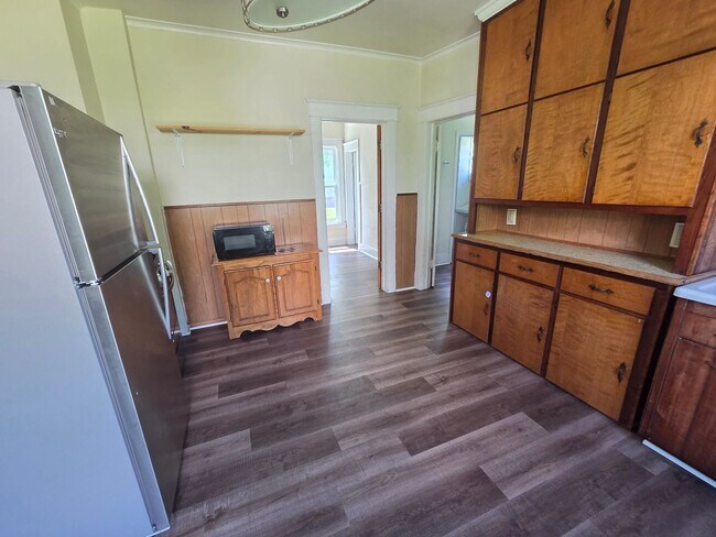 Building Photo - Lower 3 bedroom unit