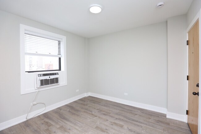 Building Photo - 508 W Belmont Ave