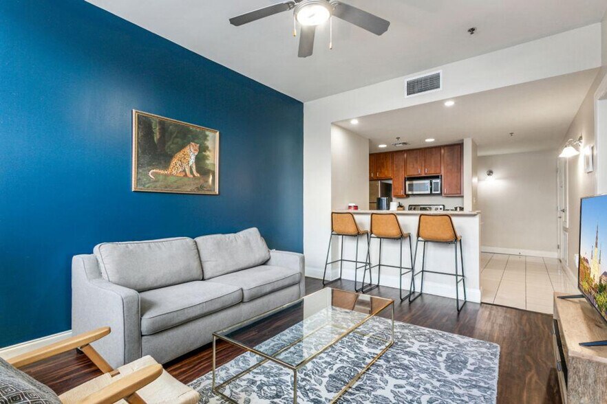 Building Photo - 925 Common St