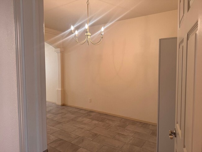 Building Photo - $500 off first months rent, Gorgeous Townh...