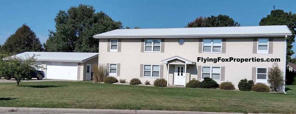 Building Photo - 231 Ash St