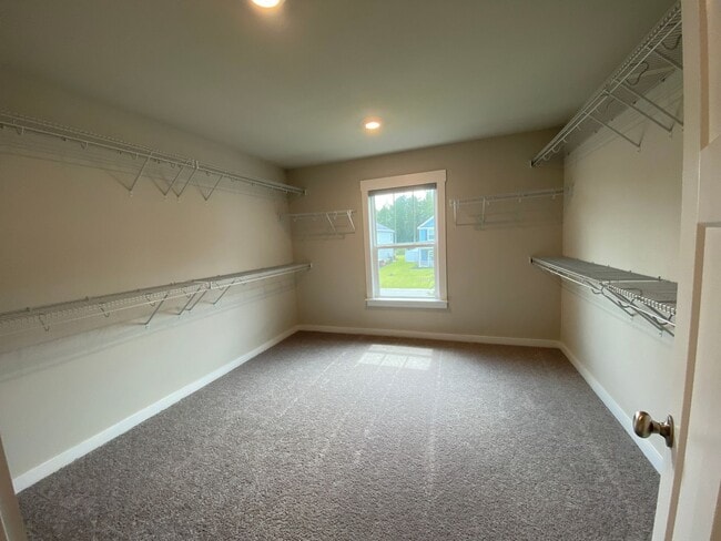Building Photo - 5 bedrooms 3 bathroom Smart Home