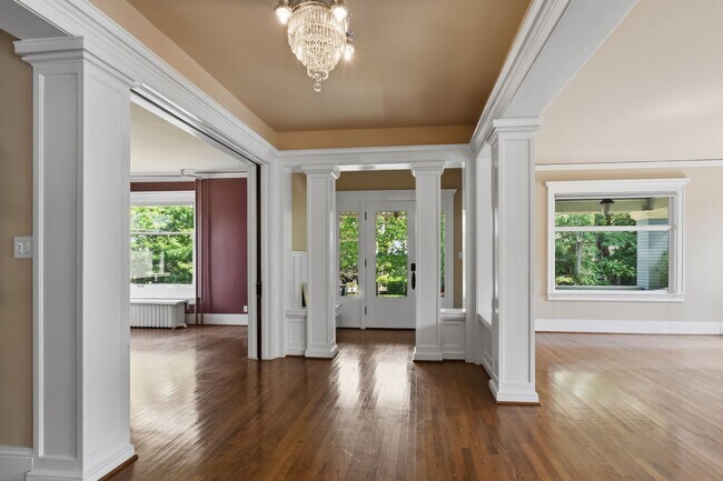 Building Photo - 5Bd/2.5Ba Everett Home