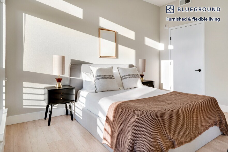 Building Photo - 555 E Evelyn Ave