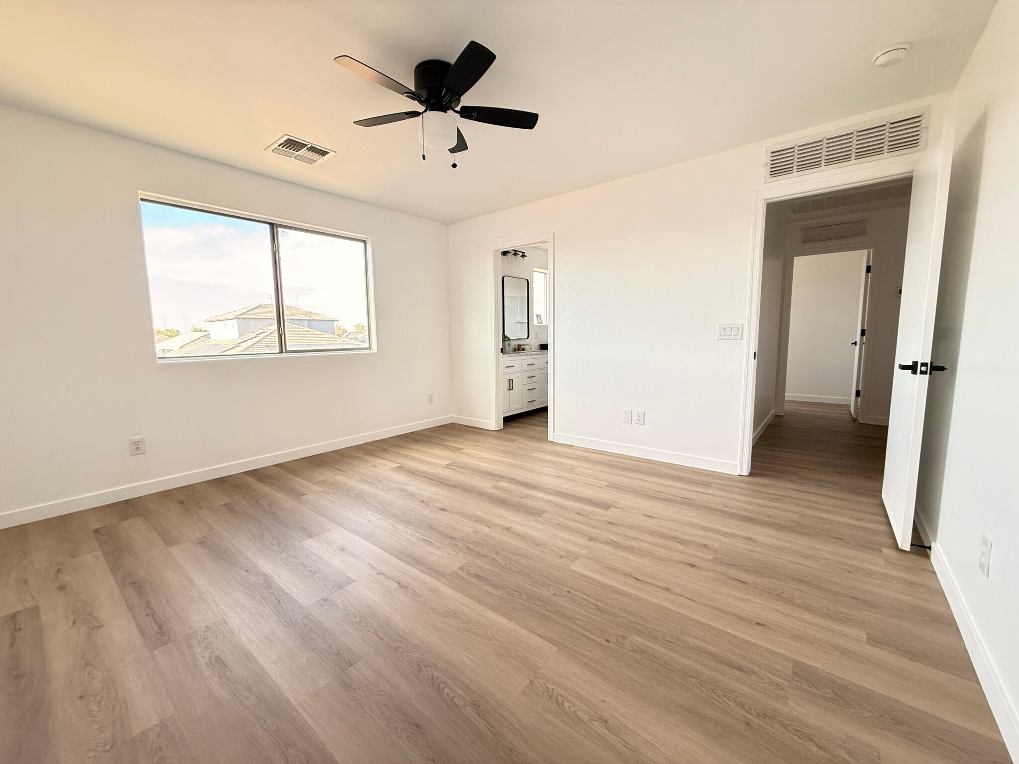 Building Photo - 4614 W Juniper Ave