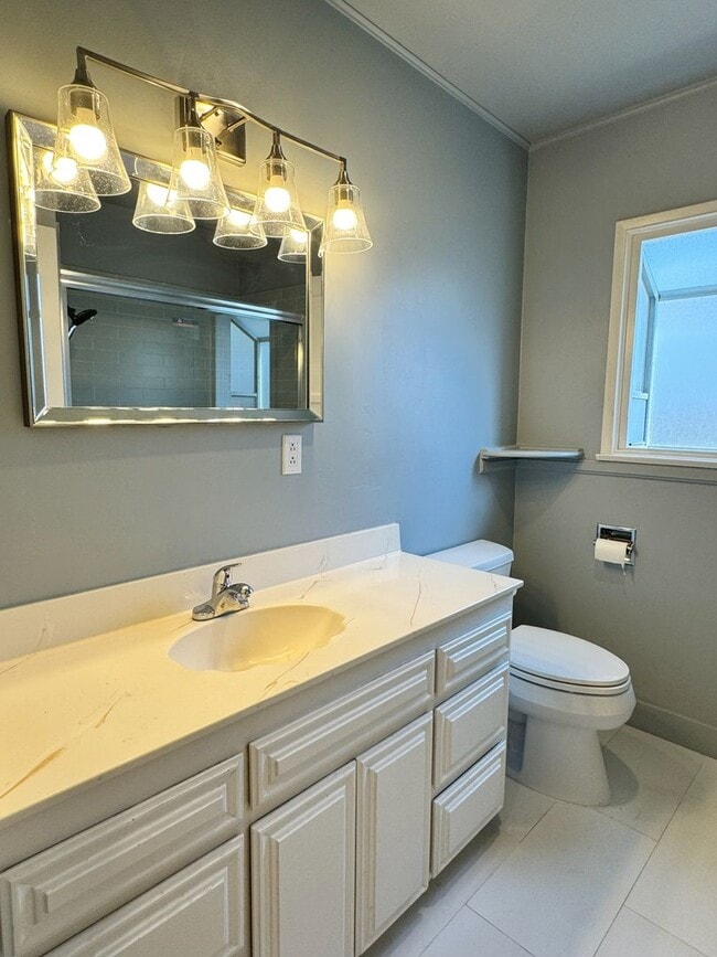 Building Photo - Charming 2-Bedroom Home with Fireplace, Backyard & Garage in Lakewood