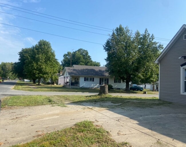 Building Photo - Large Yard & Garage! - $490 Month / $800 Down