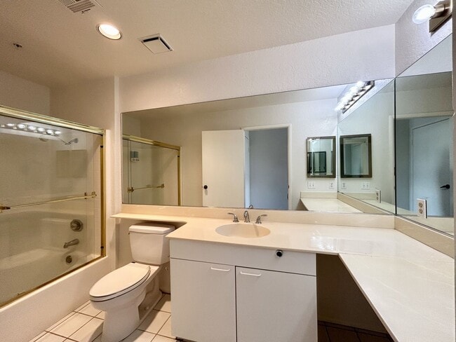Building Photo - 2601 S Broadmoor Dr