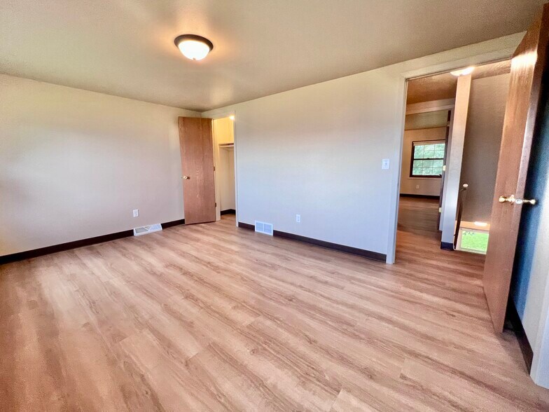 Building Photo - 730 Crestview Dr