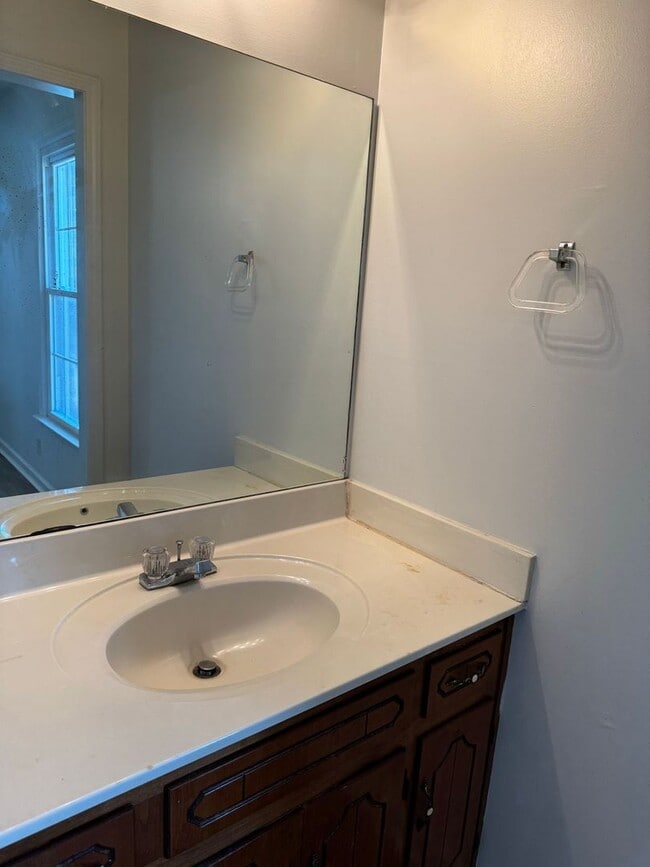 Building Photo - Convenient Location!  3 bedroom 2 bath wit...