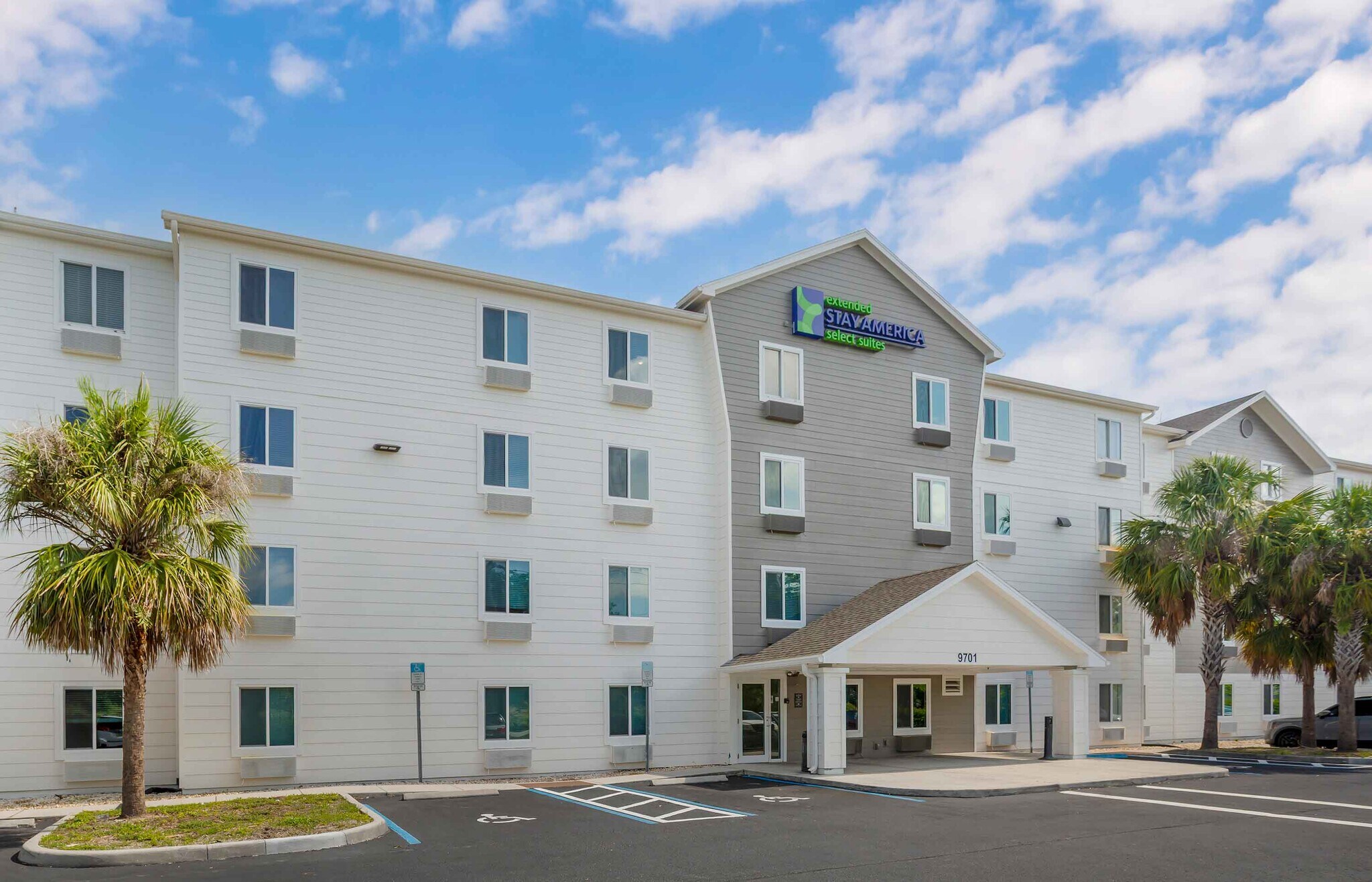 Building Photo - Furnished Studio-Fort Myers - Northeast