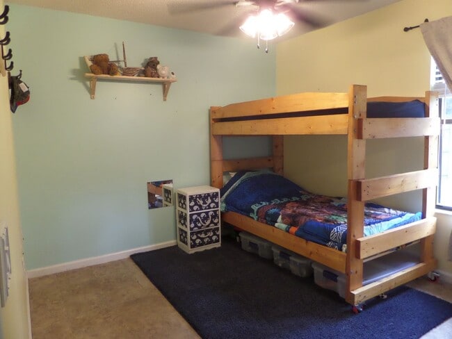 Building Photo - Beautiful 3 bedroom Home