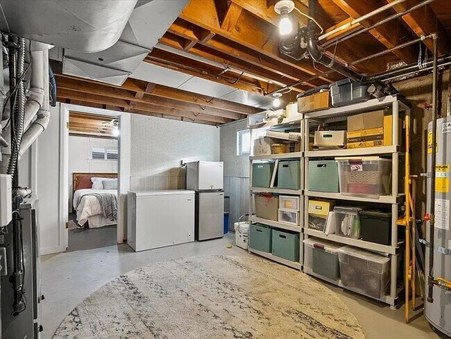 Building Photo - SPACIOUS 3BD/1BA SOUTH HILL HOME | ATTACHED GARAGE | FENCED YARD | W/D HOOKUPS | AVAIL JULY 1
