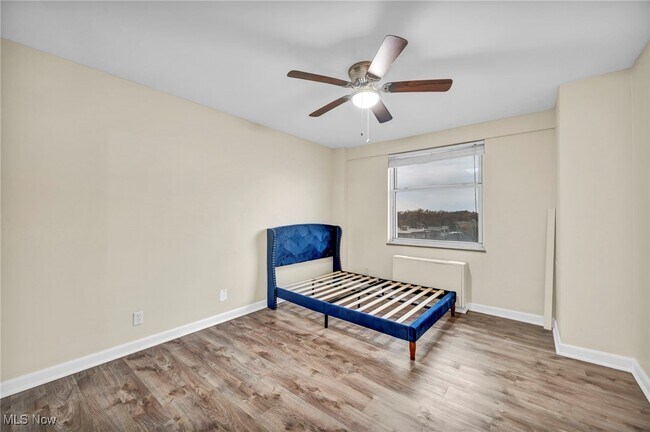 Building Photo - 11850 Edgewater Dr