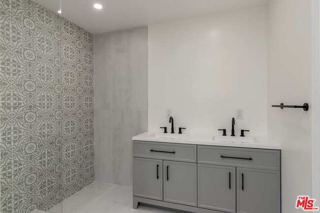 Building Photo - 1114 S Orange Dr