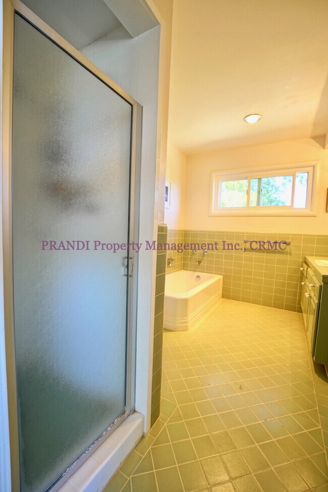Building Photo - Spacious Greenbrae View Home with Privacy ...