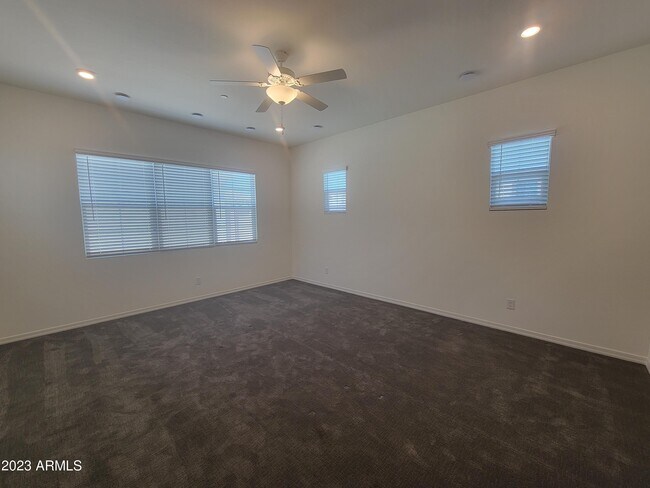 Building Photo - 240 E Shamrock Dr