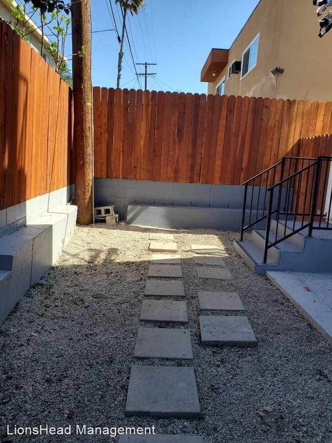 Building Photo - 4557 Rosewood Ave