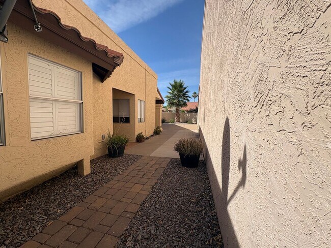 Building Photo - 2Bed/2Bath Townhouse in North Scottsdale! Ready for Immediate Move-In! -- 2 CAR GARAGE!