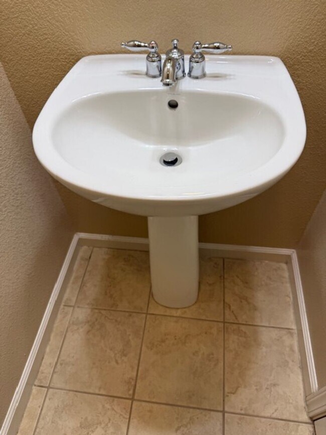 Building Photo - Gorgeous Natomas Condo