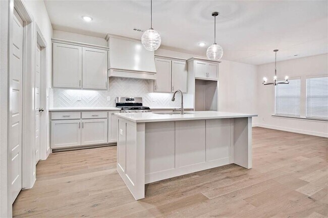 Building Photo - 5 Stoneleigh Ln