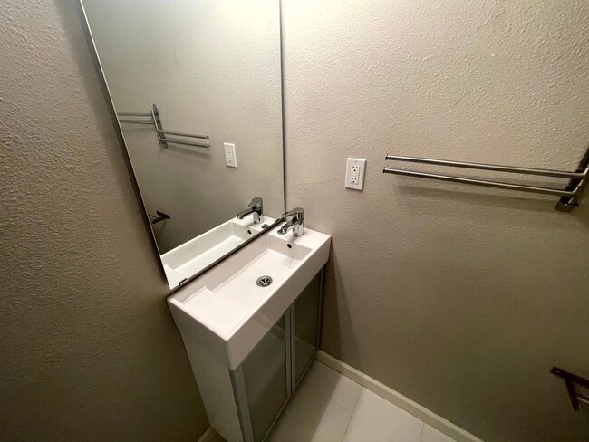 Building Photo - Fully Updated 4 Bedroom Home With Finished...