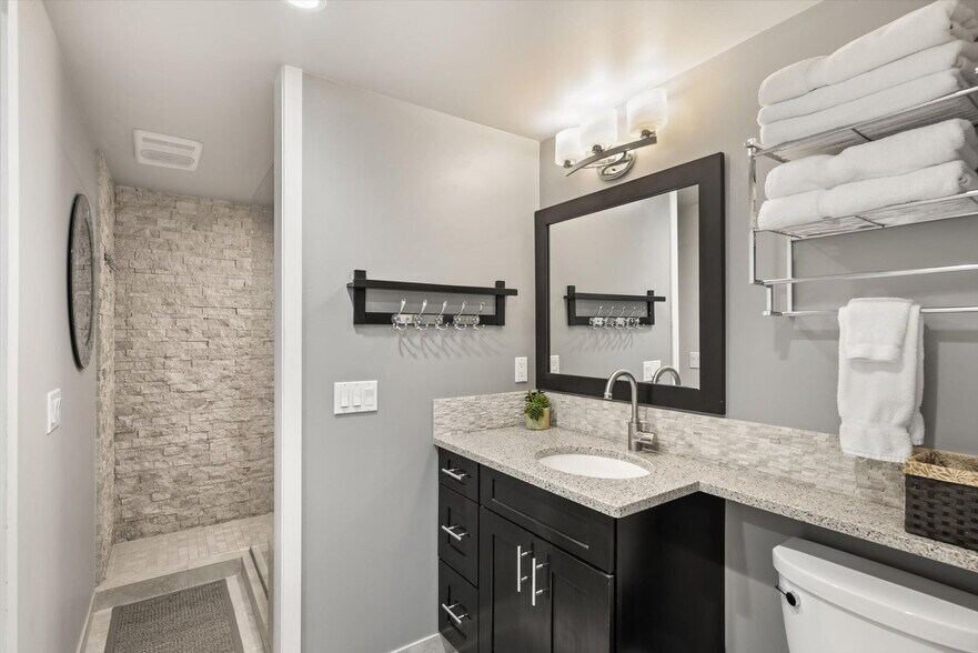 Building Photo - 711 S Galena St