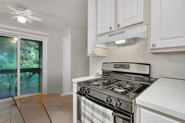 Building Photo - 2003 Tall Oaks Dr