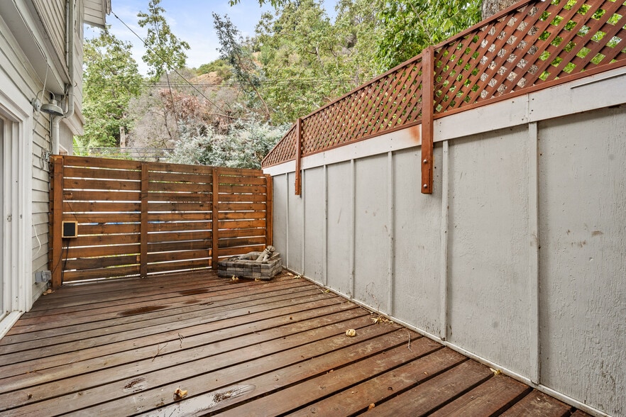 Building Photo - 1628 N Beverly Glen Blvd