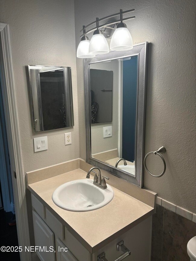 Building Photo - 13490 Essence Ct