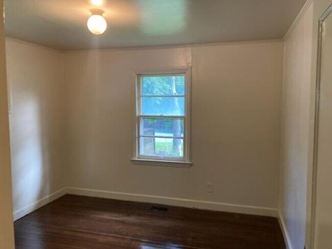 Building Photo - 2 Bedroom House