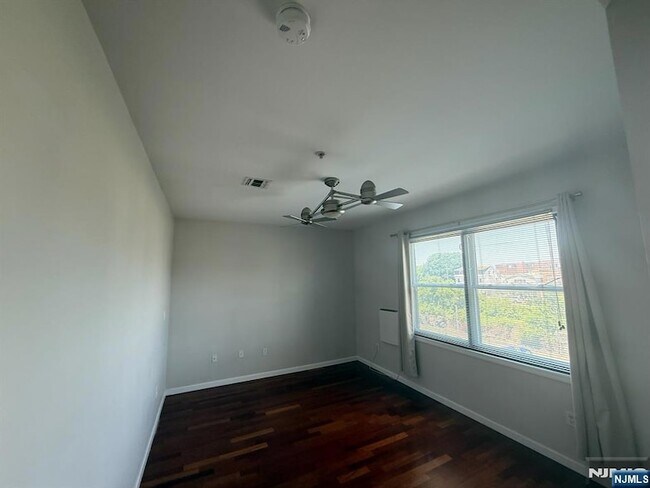 Building Photo - 515 30th St