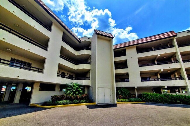 Building Photo - 106 1st St E