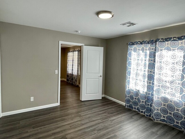 Building Photo - Updated and Spacious 2 bed 2 bath in the P...