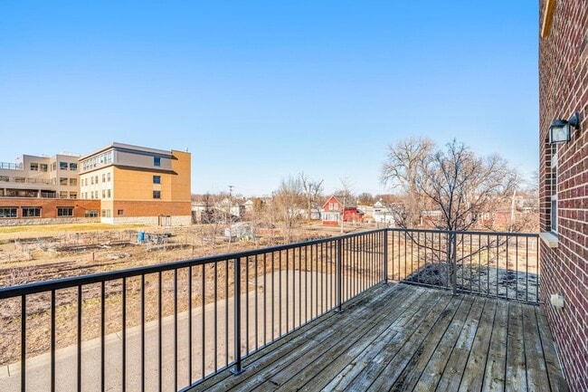 Building Photo - 731 Mercer St