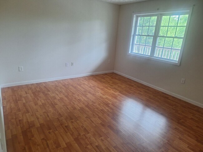 Building Photo - 184 Elm St