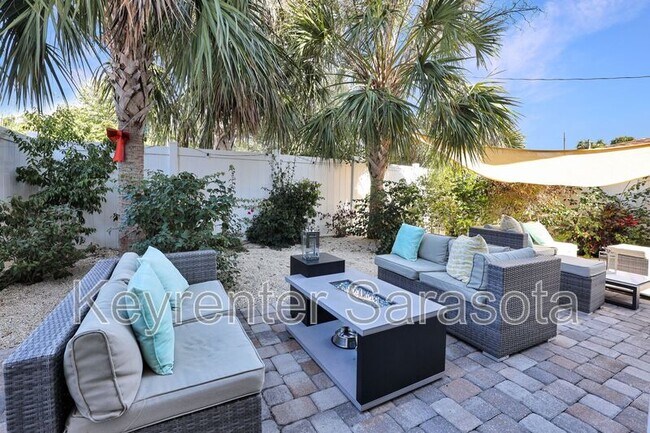 Building Photo - 2056 Roselawn St