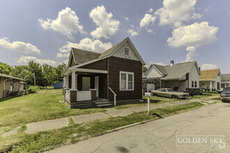 Building Photo - 1109 E 8th St