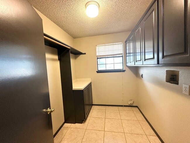 Building Photo - 5 Bedroom 3.5 Bath Ready to Rent ASAP!