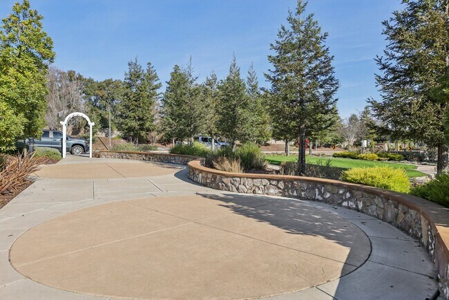 Building Photo - Beautiful Corner-Unit Townhome Near Downtown – 4 Bed | 3 baths