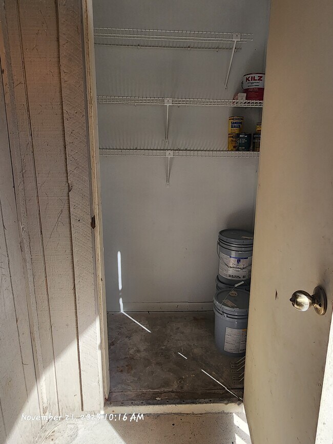 Outdoor Storage - 3919 Fairmont Pky