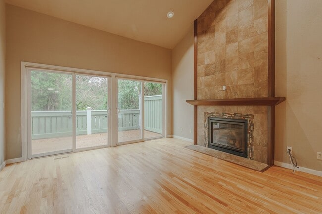 Building Photo - 2 Bedroom 1.75 Bathroom Townhome in Federal Way WA