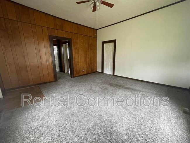 Building Photo - 402 S Bentley St