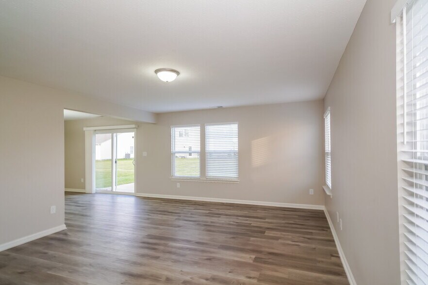 Building Photo - 8024 Bach Dr