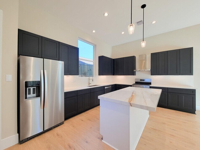 Building Photo - 5613 Leonard St