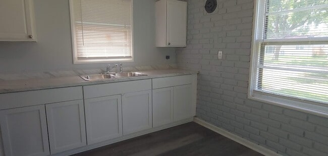 Building Photo - 5625 N 57th St