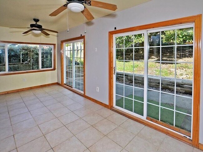 Building Photo - 709 Norwich Ave