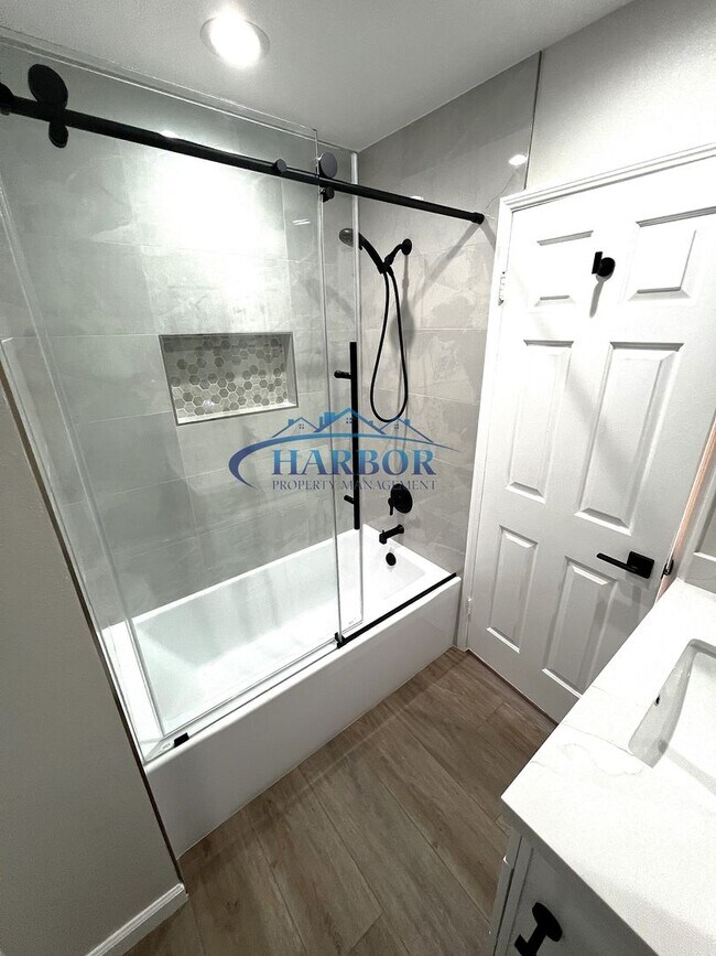 Building Photo - MOVE IN SPECIAL $1,000 OFF 1st Months Rent