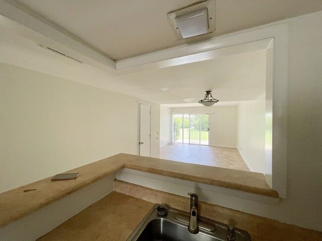 Building Photo - Island Living at 19 Hilton Head Cabana!