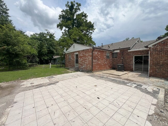 Building Photo - 4 bedroom, 2 bathroom home located in Bato...